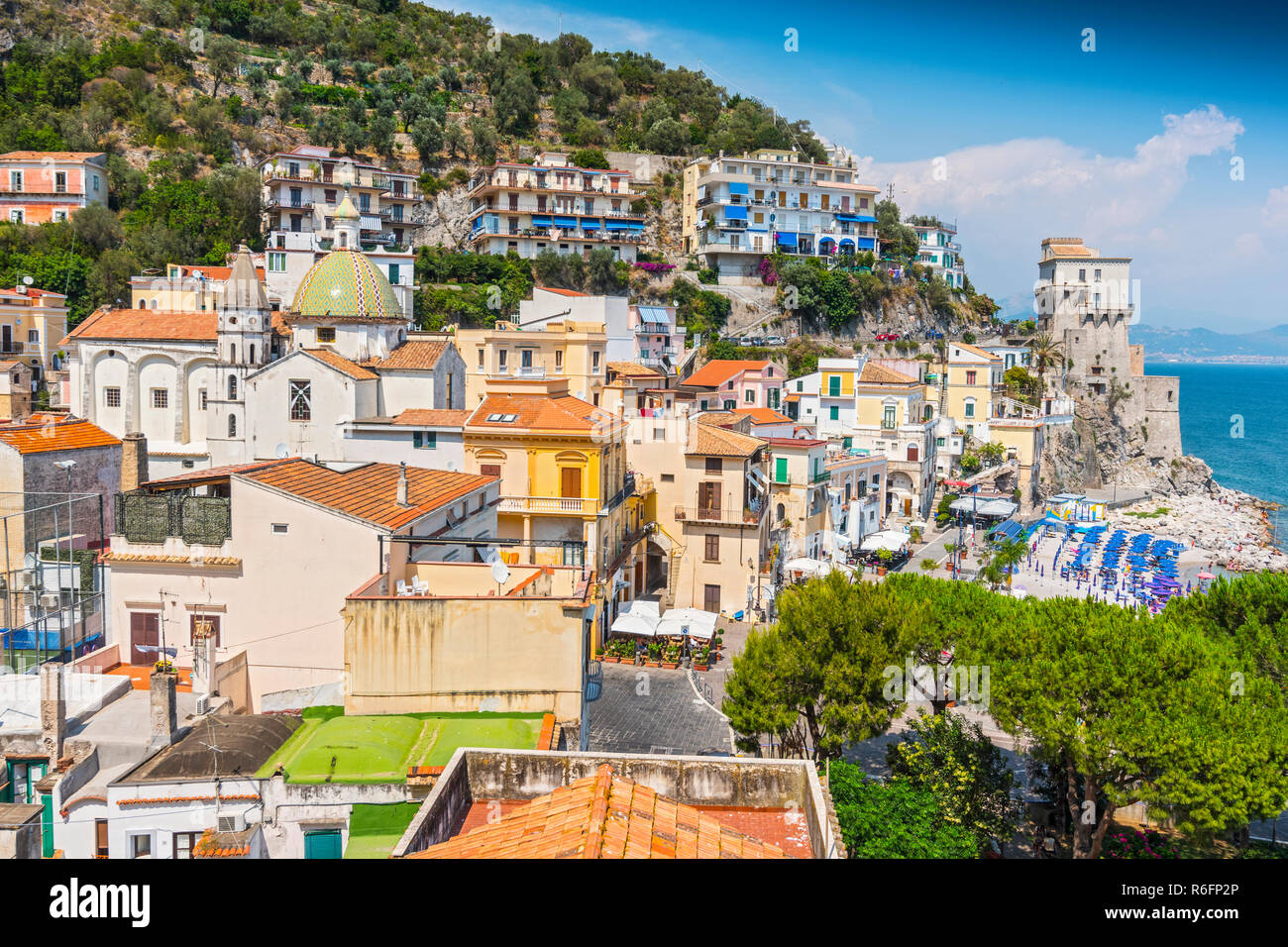 Das Fischerdorf Cetara auf die Küste von Amalfi, Kampanien, Italien Stockfoto