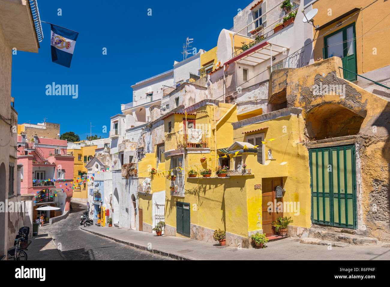 Farbenfrohe Gebäude in der Via S Rocco Street, Insel Procida, die Bucht von Neapel in Süditalien Stockfoto