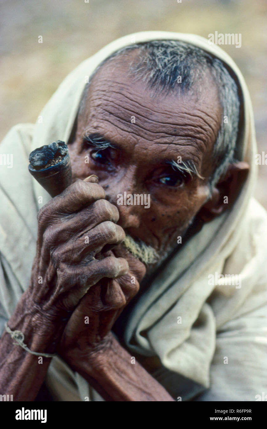 Indischer Mann Rauchen chillum Stockfoto