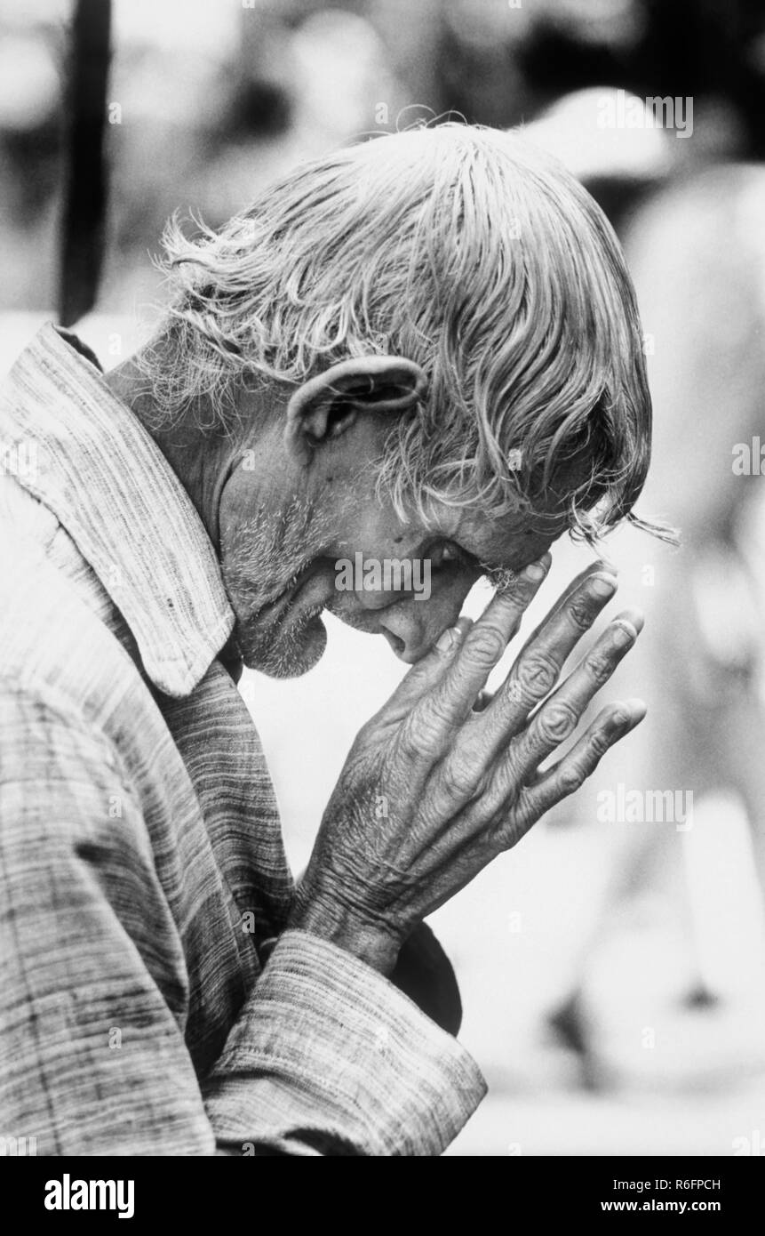 Alter Mann betet gefaltete Hände zum Gebet, Indien, altes Bild aus dem Jahr 1900s Stockfoto