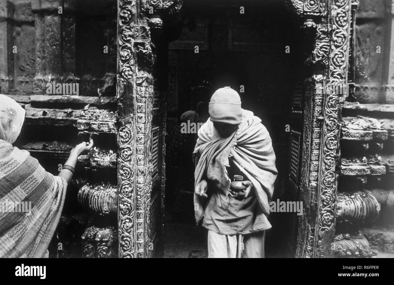 Kashi Vishwanath Tempel, Goldener Tempel, Priester am Tempeltor, Banaras, Benaras, Varanasi, Uttar Pradesh, Indien, alter Jahrgang 1900s Bild Stockfoto