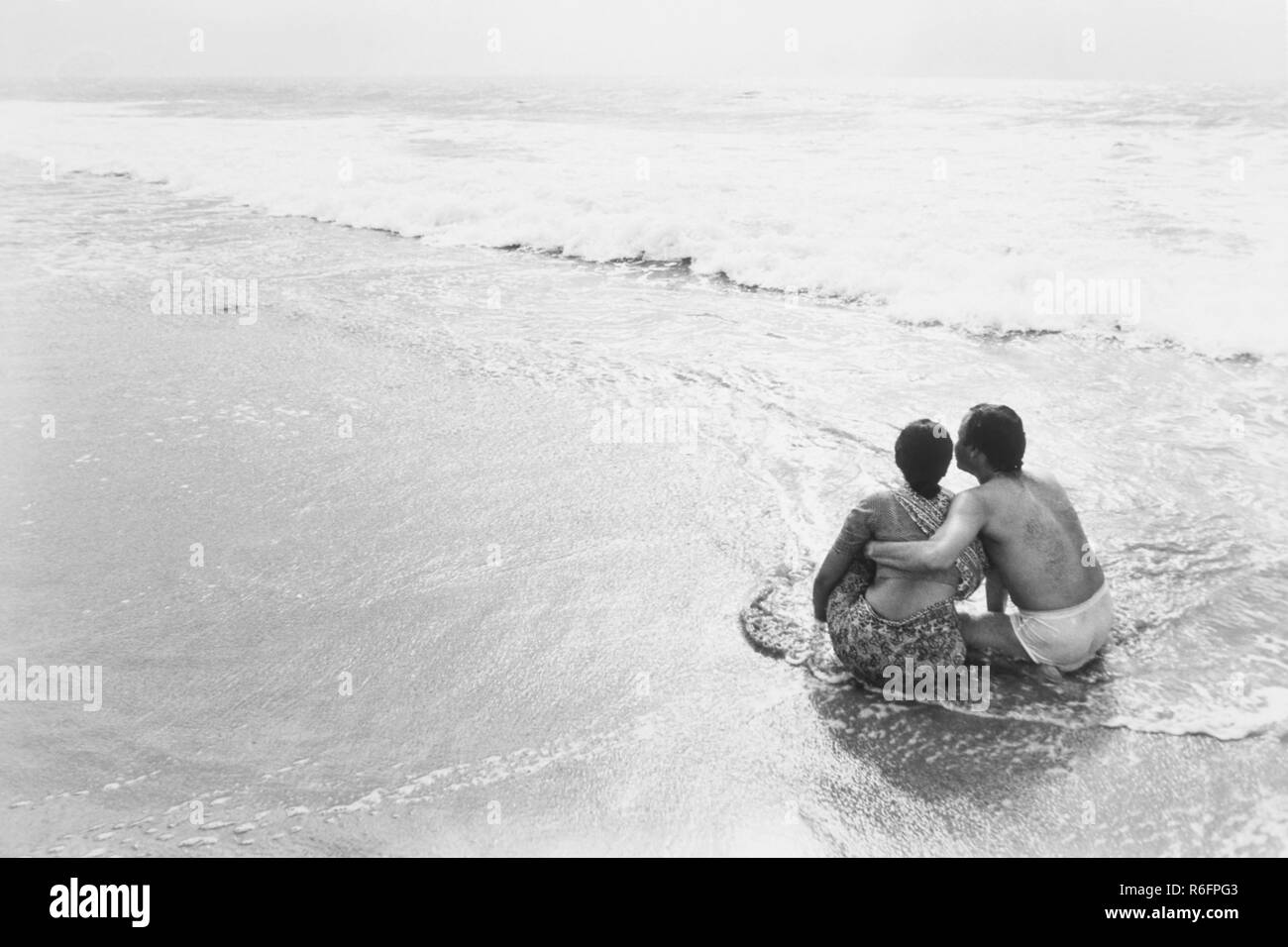 Paar am Strand nass im Meer Puri Orissa Odisha Indien Asien MR#313, alter Jahrgang 1900s Bild Stockfoto