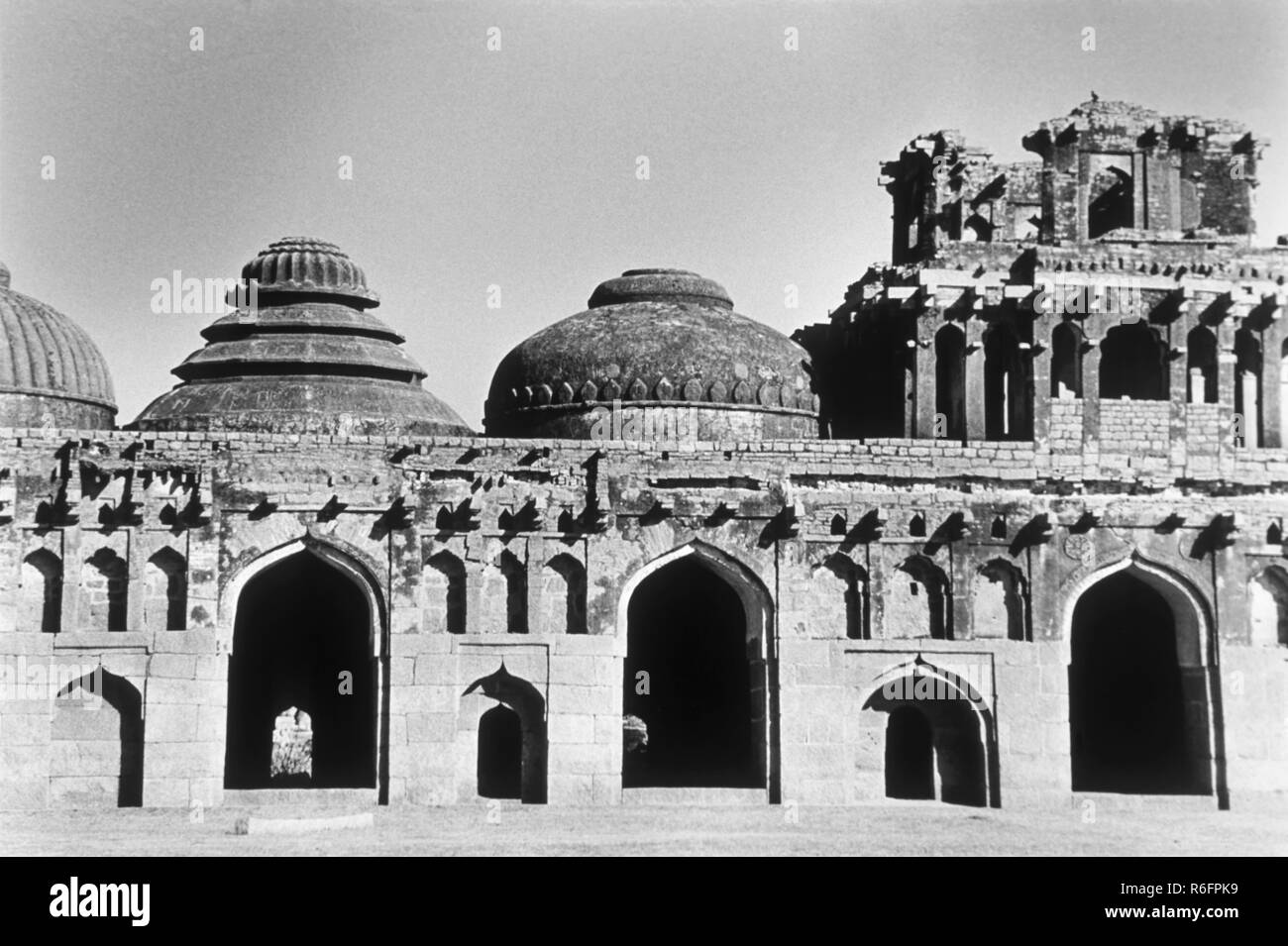 Elefantenställe, historisches Wahrzeichen, indisch-islamische Stilstruktur, Vijayanagara Empire, Hampi, Karnataka, Indien, Altes Vintage 1900s Bild Stockfoto