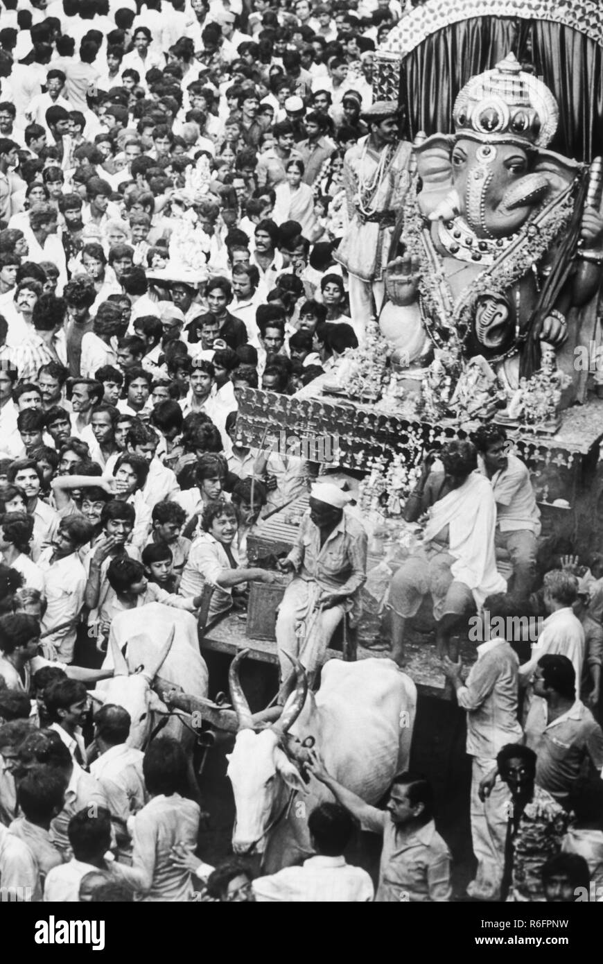 Ganesh Festival, Ganpati Idol für Prozession auf Bollerwagen, Bombay, Mumbai, Maharashtra, Indien, Altes Vintage 1900s Bild Stockfoto