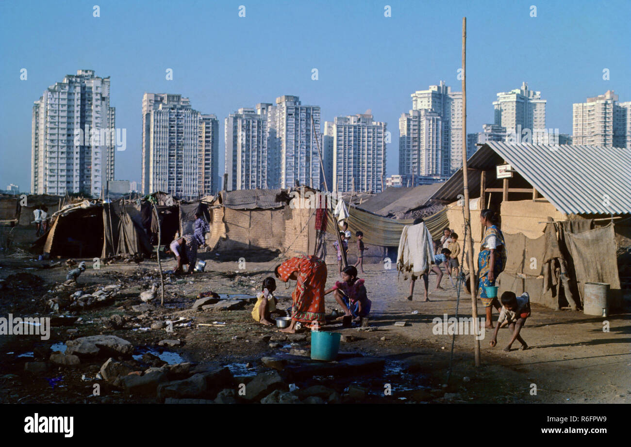 Slums und moderne Gebäude in Cuffe Parade, Bombay, Mumbai, Maharashtra, Indien, Asien Stockfoto
