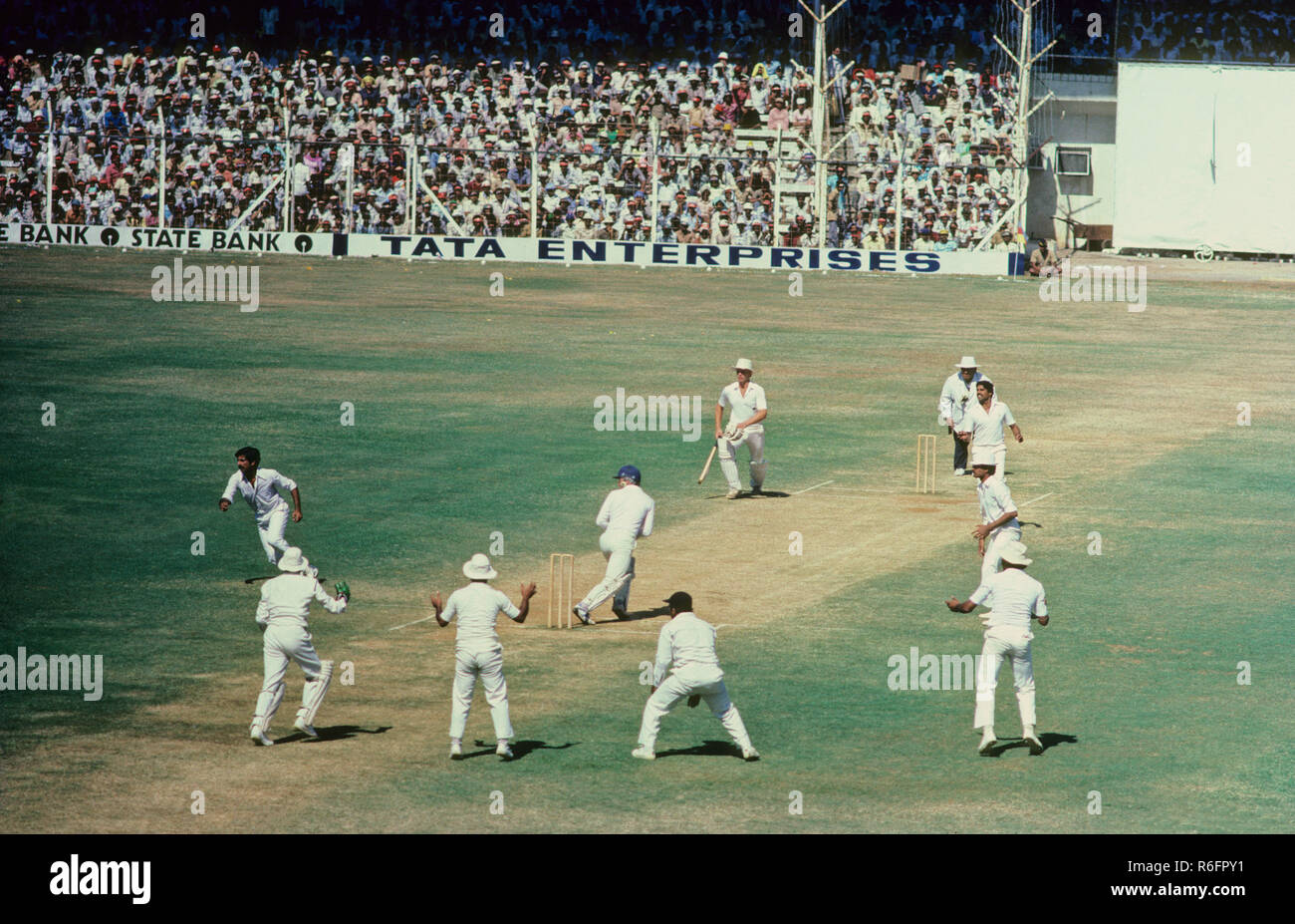 Cricket Match Indien v/s MCC Brabourne Stadium Dilley und Taylor schlagen 29-November-1981 Bombay Indien Stockfoto