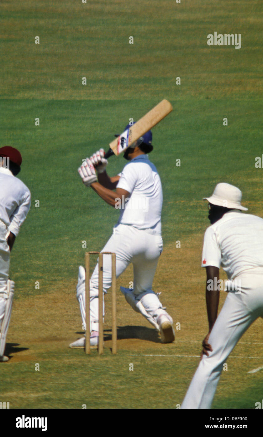 Indien v/s West Indies cricket Test Match batting Roger Binny fielding Clive Lloyd rutscht und wicketkeeper Dujon in Bombay Indien 1983 NOMR Stockfoto