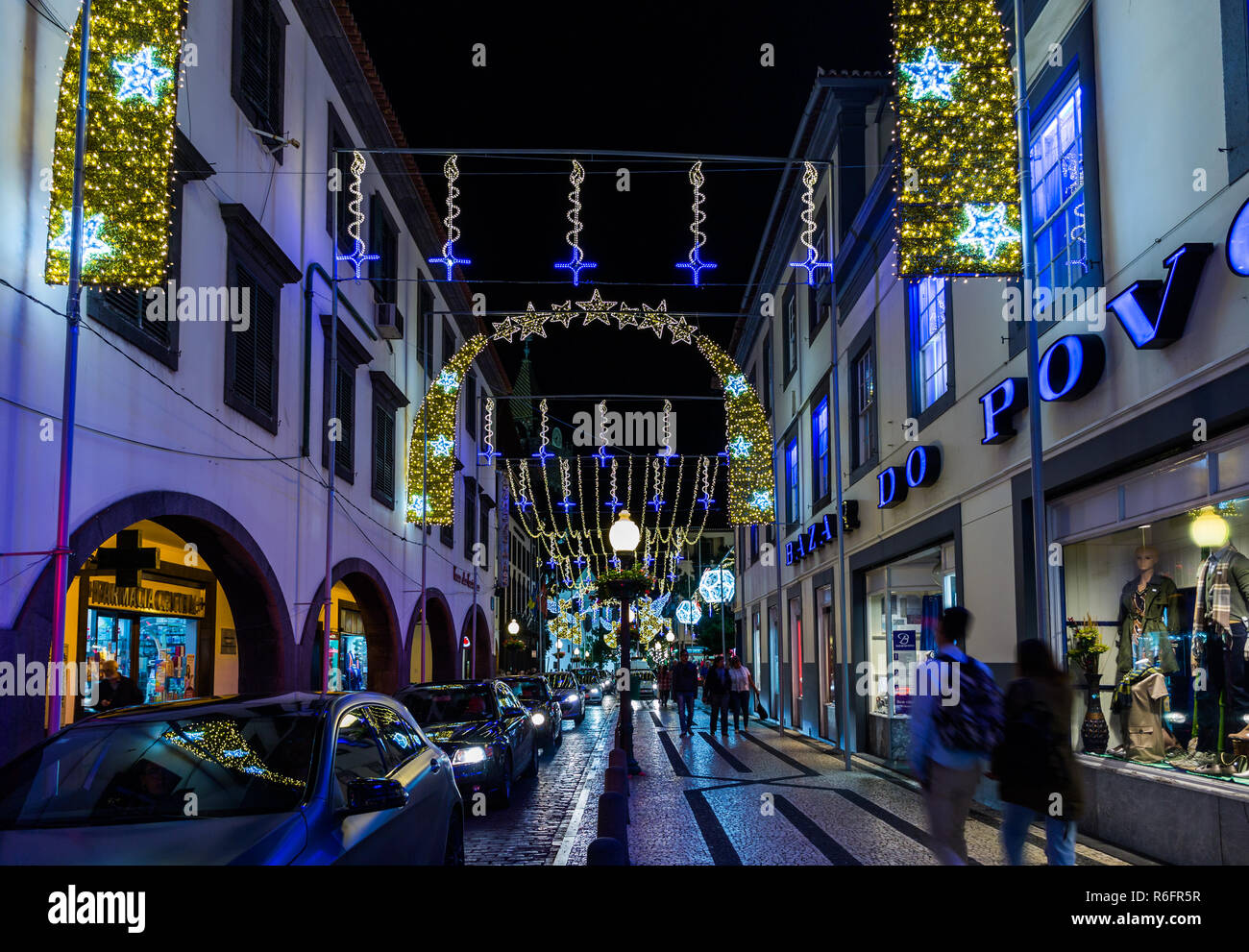 FUNCHAL, PORTUGAL - Dezember 5, 2017: Blick auf Baum Weihnachten Engel mit 'Se' Kirche in Funchal, Madeira, Portugal als Hintergrund. Stockfoto