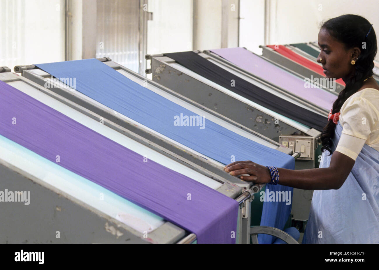 Gewebe-Inspektionsmaschine in der Textilfabrik, indien, asien Stockfoto