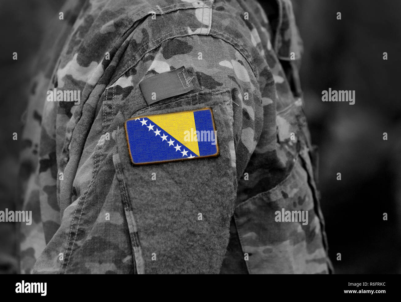 Flagge von Bosnien und Herzegowina auf Soldaten arm (Collage). Stockfoto