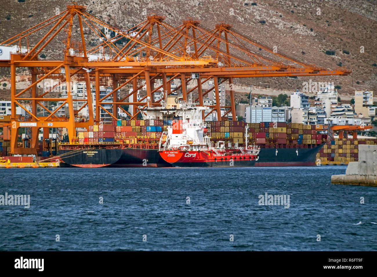 Containerschiff HMC Frederica am Container Hafen in Piräus Athen Griechenland Europa auslösten Stockfoto