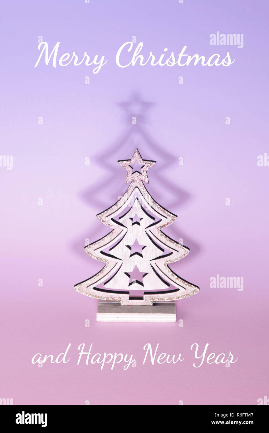 Weihnachtsbaum über rosa Hintergrund. Weihnachten und Urlaub Konzept. Stockfoto