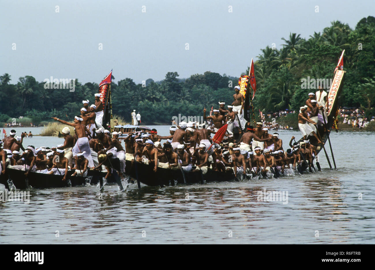 Der eng umkämpften, Onam Boat Race Festivals, Schlange Boat Race, Kerala, Indien Stockfoto