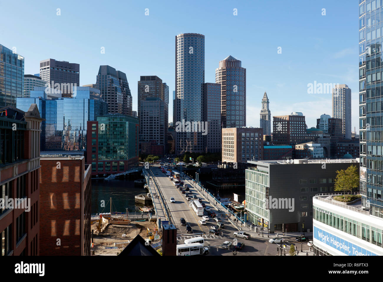 Luftaufnahme von Boston Skyline und das Seaport boulevard Brücke, Massachusetts, USA Stockfoto