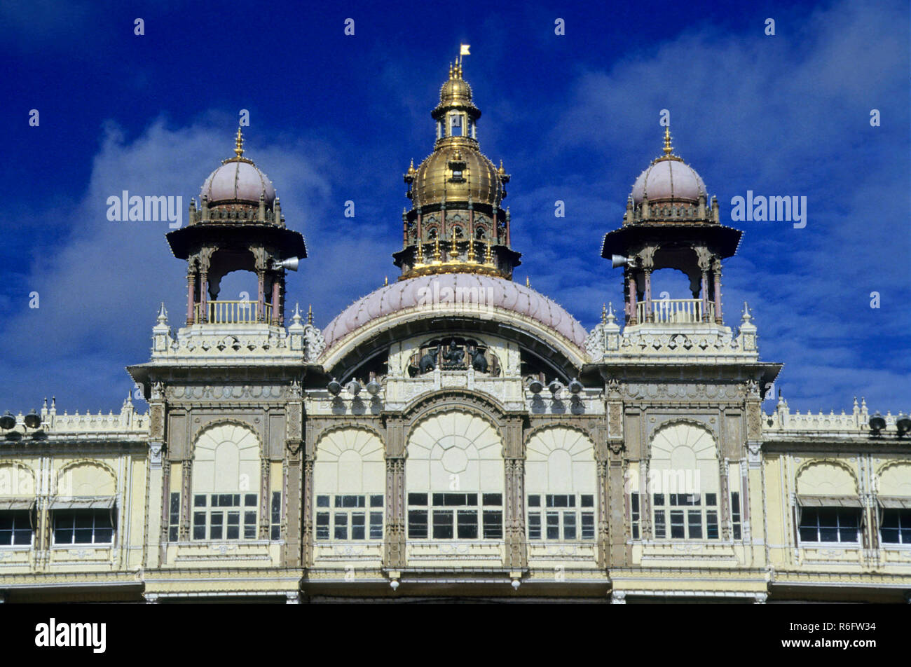 Zwiebeltürme der Maharaja Palace in mughal Mode, Mysore, Karnataka, Indien Stockfoto