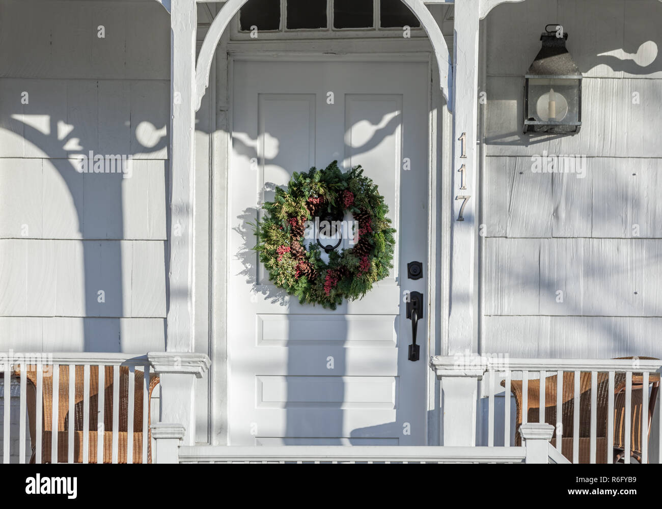 Weihnachten Kranz auf der vorderen Tür eines alten weißen Haus in Sag Harbor NY Stockfoto