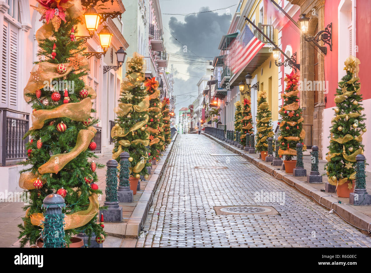 San Juan, Puerto Rico Weihnachten mit Bäumen gesäumten Straße in der Altstadt.l Stockfoto