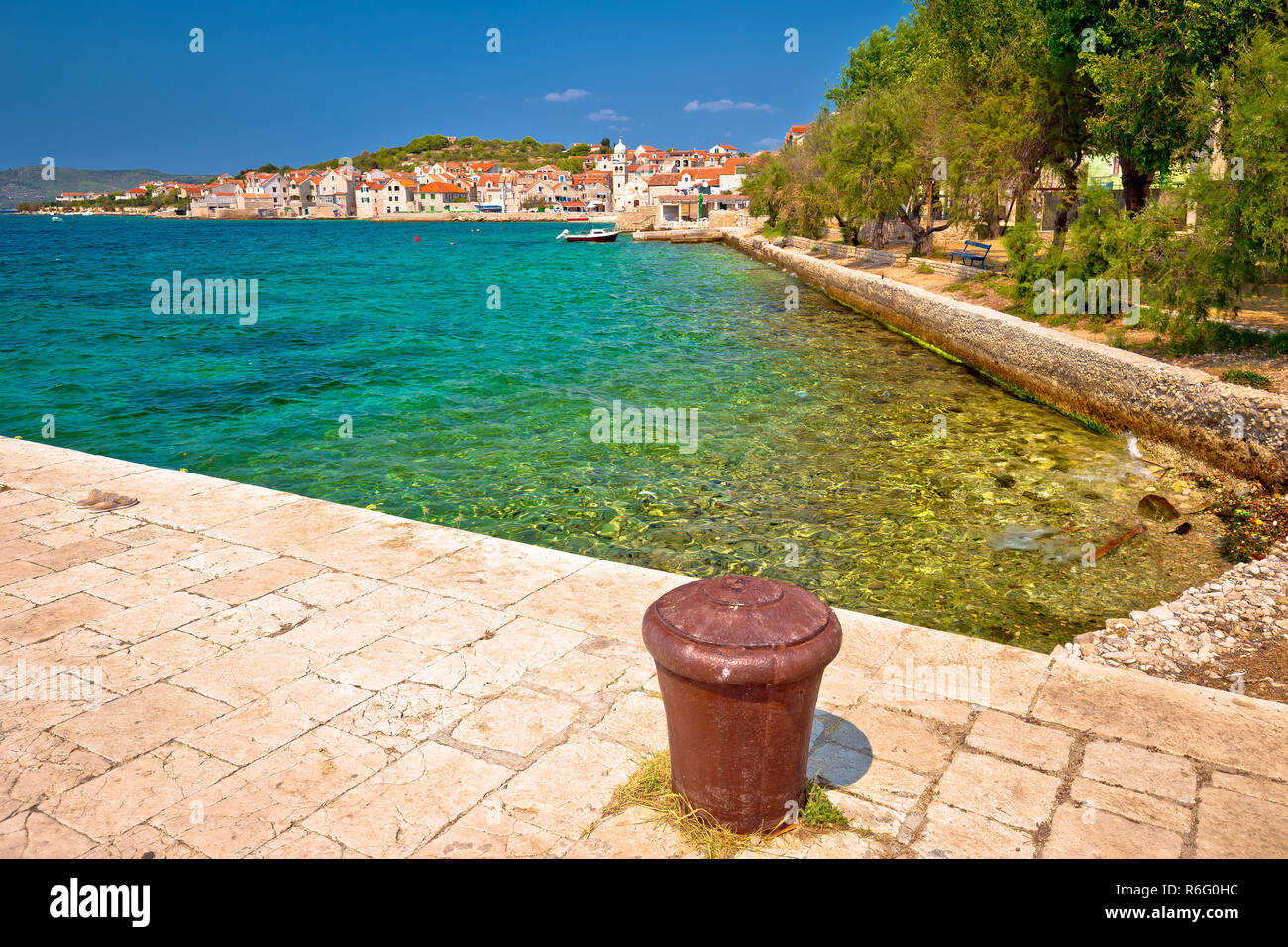 Türkis Strand der Insel Prvic und Stadt von Prvic Sepurine anzeigen Stockfoto