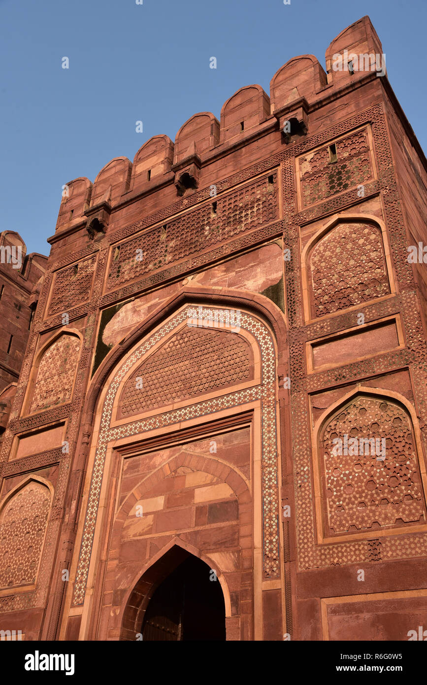 Details Der wunderbare Amar Singh Gate, südlichen Eingang zu den herrlichen Agra Fort, Agra, Indien, Asien. Stockfoto
