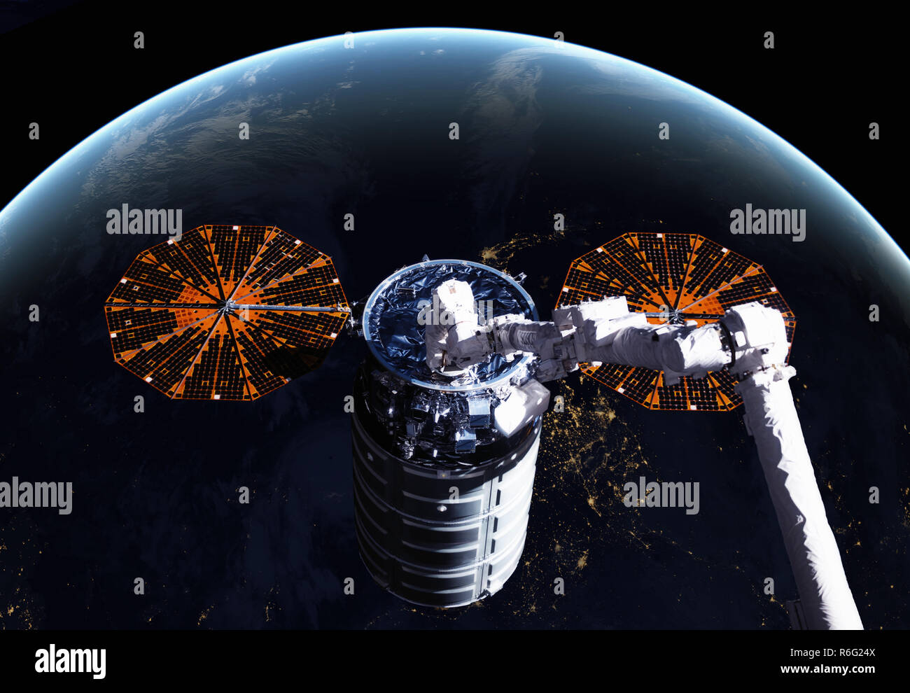 Das Cygnus Raumfahrzeug im offenen Raum. Stockfoto