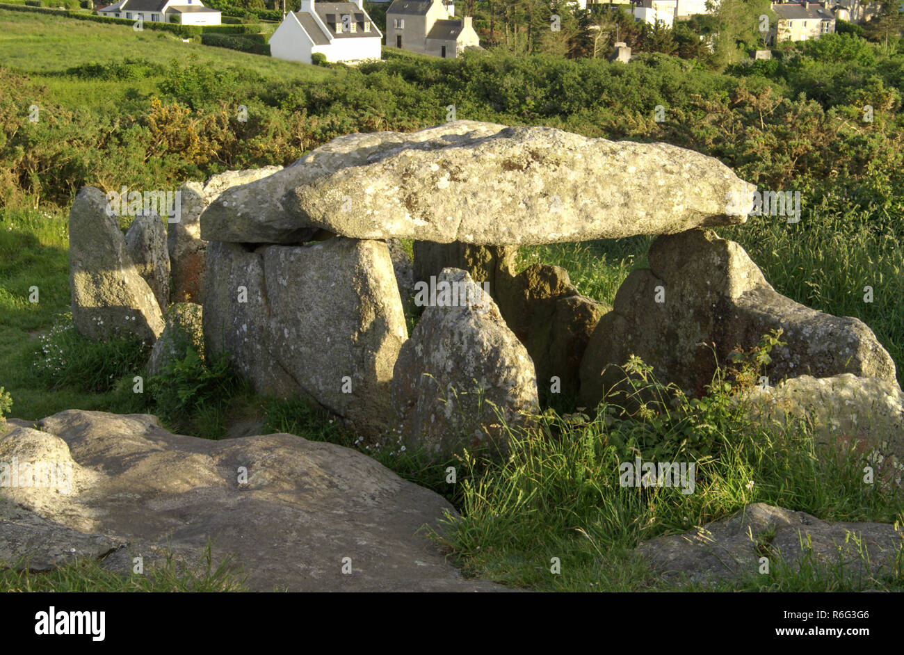 Frankreich. Steinzeit bleibt. den Dolmen (Grab) von Guilliguy. 6000 v. Chr. über Portsall Fischerdorf. in der Abt. der Finistere. Stockfoto