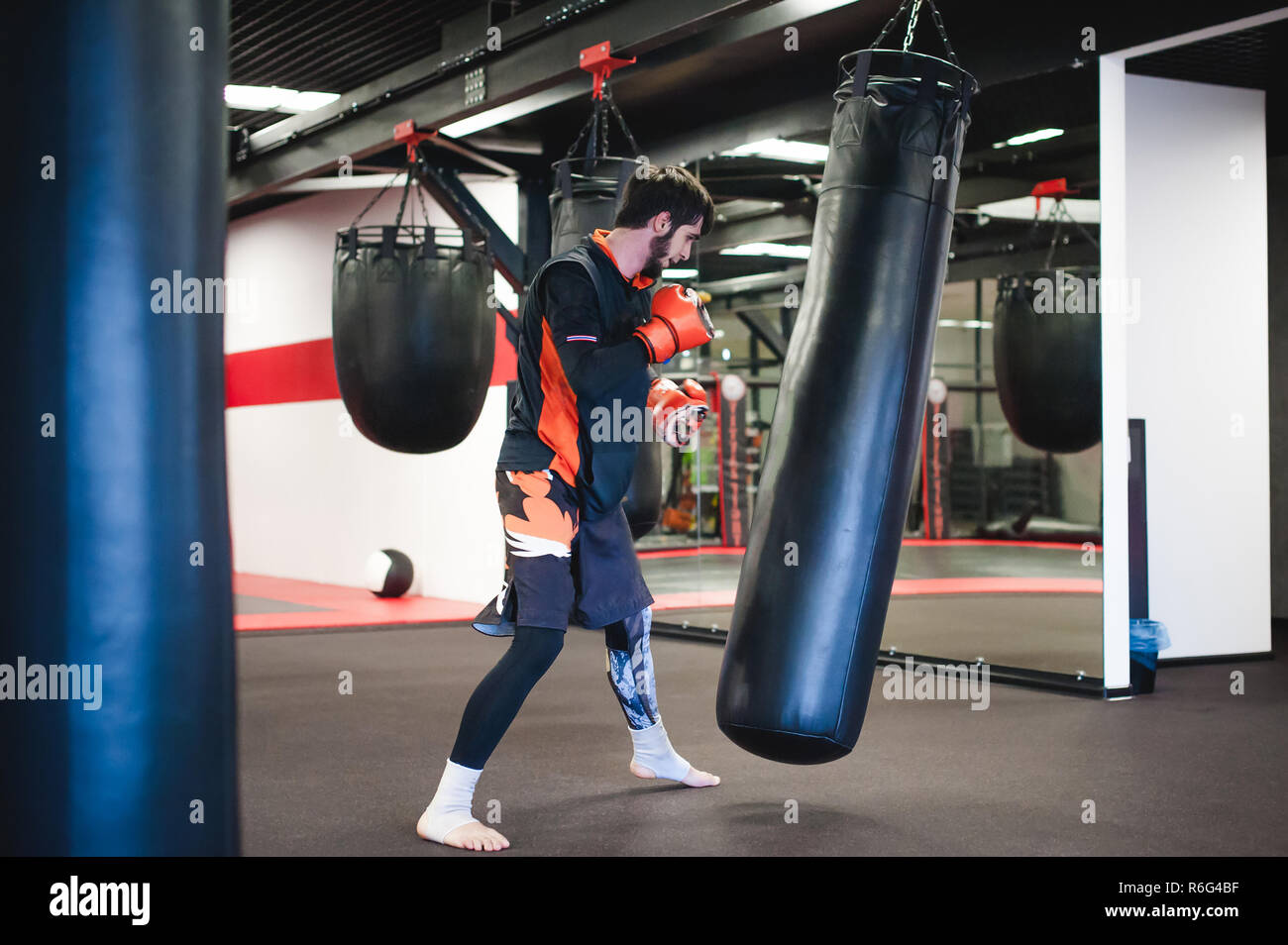 Professional Muay Thai Kämpfer. Männliche Boxer im Training Sportkleidung,  eine Übung in der Sporthalle, Training mit Boxsack, bläst Stockfotografie -  Alamy