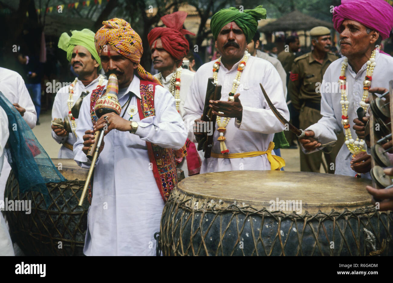 Männer spielen Musikinstrument, pongi, been, bin, murli, Blasinstrument, surajkund fair, faridabad, haryana, indien, asien Stockfoto