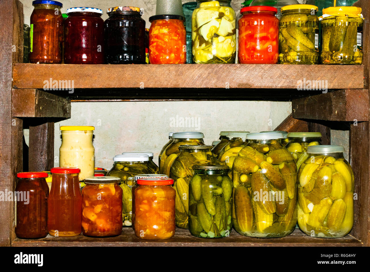 Gläser mit eingelegtem Gemüse, fruchtig, Kompott und Marmelade im Keller  Stockfotografie - Alamy
