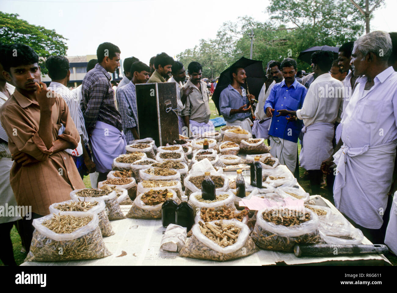 Ayurvedischer Medizinmarkt, altes indisches medizinisches System, Kerala, Indien, indischer ayurveda-Medizinverkäufer Stockfoto