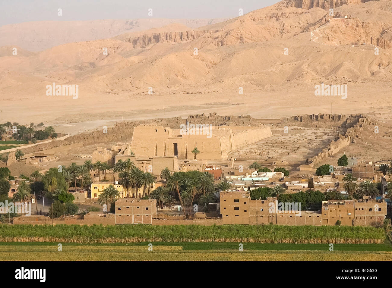 Einen Blick aus der Vogelperspektive auf die alten ägyptischen Sehenswürdigkeiten und Gelände. Stockfoto