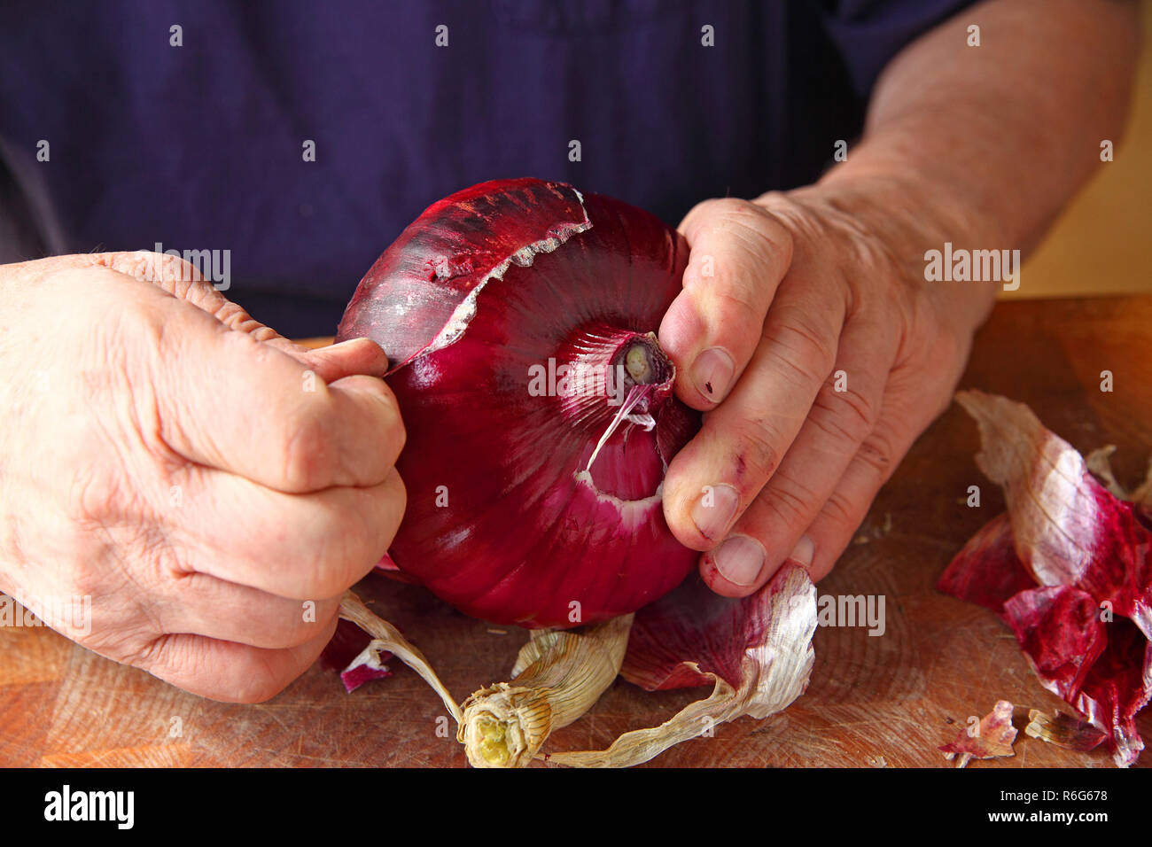 Eine rote Zwiebel schälen Stockfotografie - Alamy