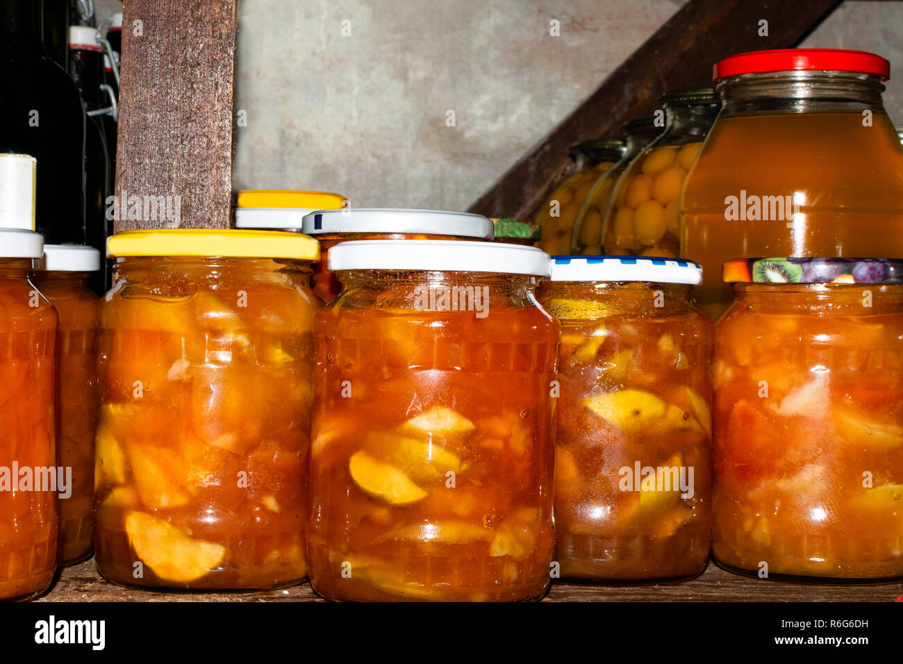 Gläser mit eingelegten Früchten, Beeren Kompotte und Apple Staus im Keller. Konserven Stockfoto