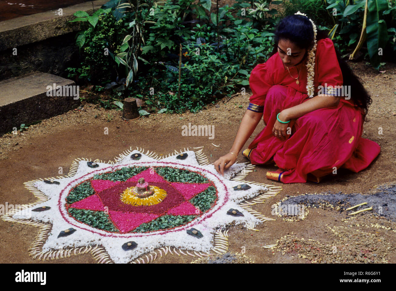 Blumenschmuck im Vorgarten eines jeden Hauses während onam Festival, Kerala, Indien Stockfoto
