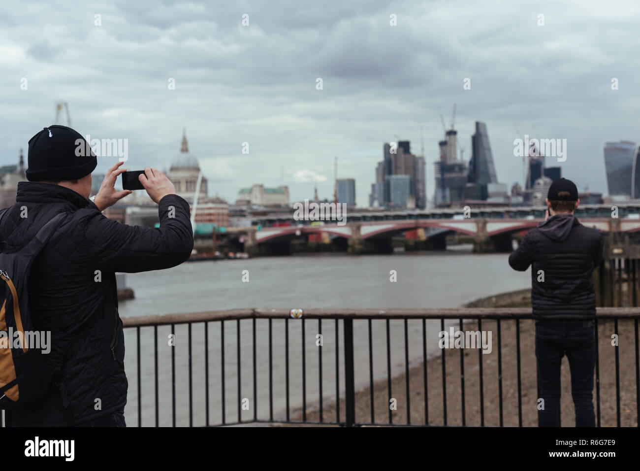 Touristen Fotos von London von der Sab Bank der Themse Stockfoto