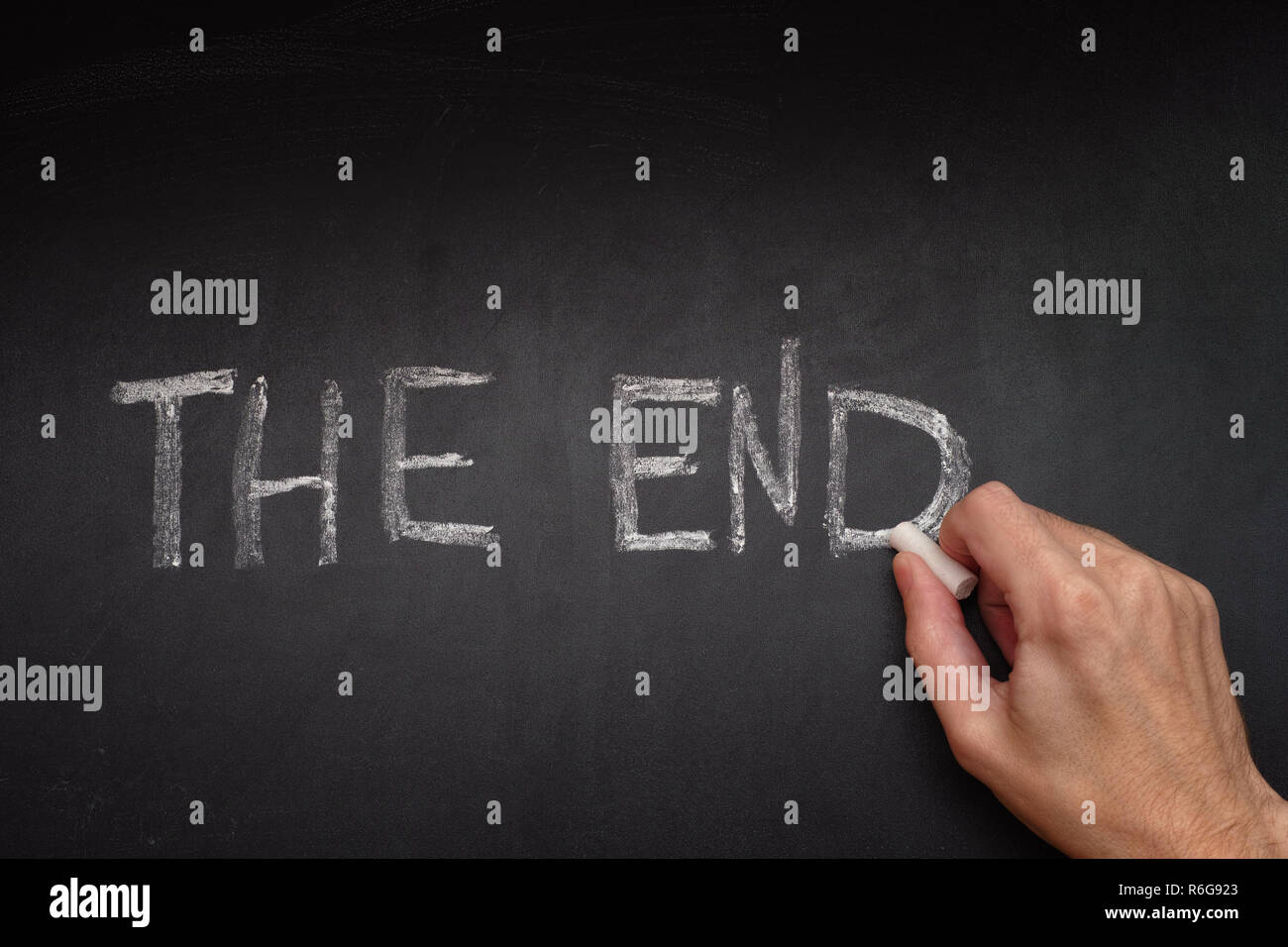 Mann schreiben Phrase das Ende auf der Tafel. Close Up. Stockfoto