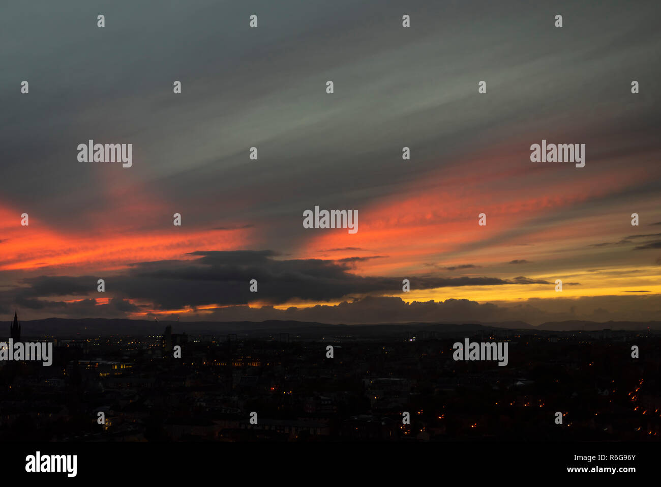 Farbenfroher sonnenuntergang himmel in Glasgow, Schottland Stockfoto