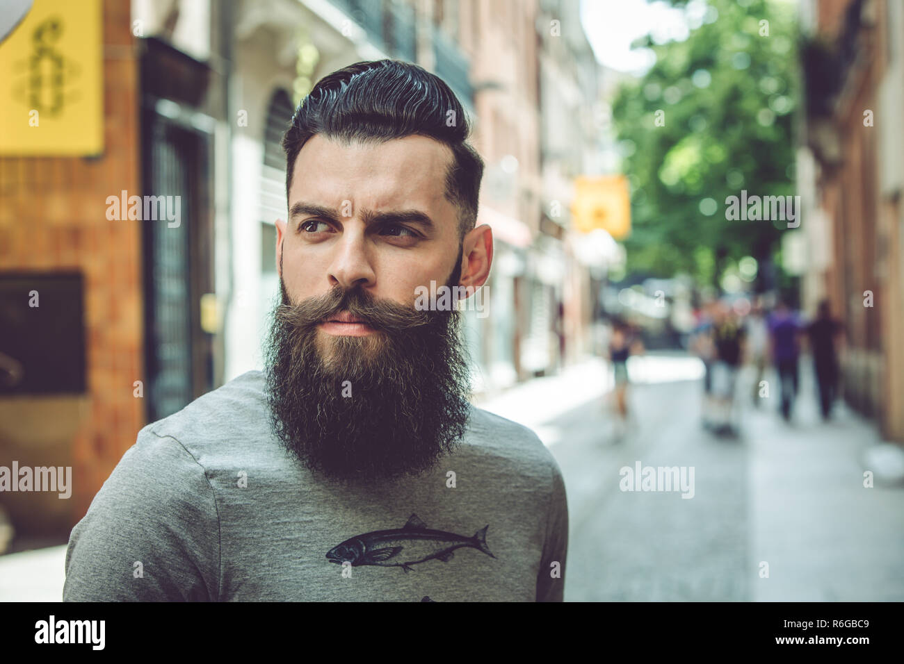 Portrait einer jungen Hipster in einem städtischen Umfeld Stockfoto