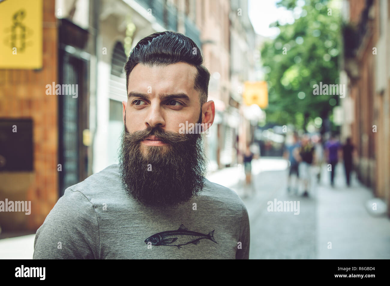 Portrait einer jungen Hipster in einem städtischen Umfeld Stockfoto