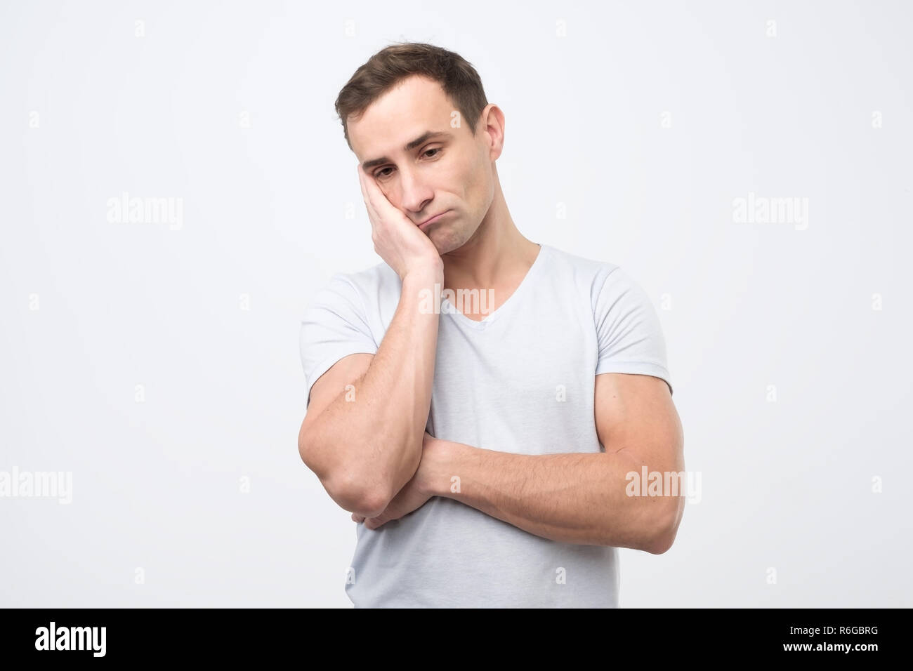 Sehr gelangweilt nach italienischen Mann die Hand auf die Wange, mde und  krank Stockfotografie - Alamy