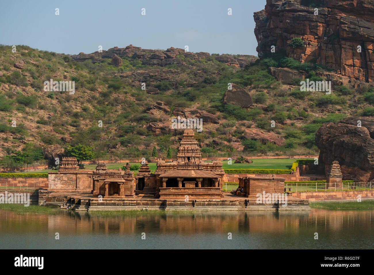 Nach vorne Anzeigen des Bhutanatha Tempel Komplex der sich bis in den See, Badami, Indien. Stockfoto