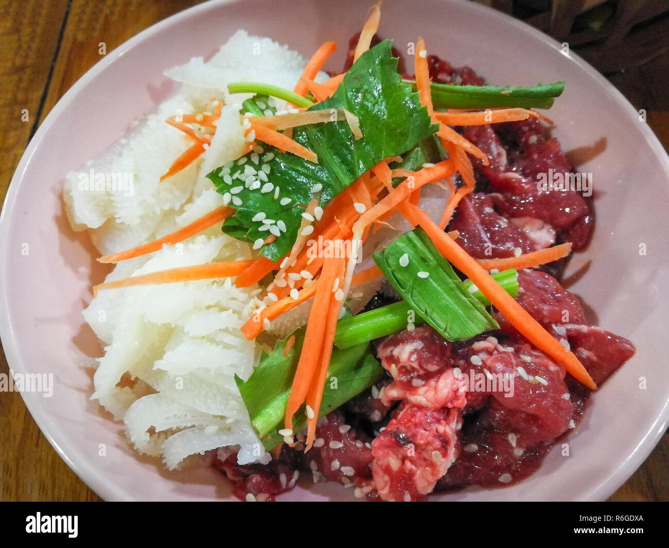 Shabu Shabu Rindfleisch set/Lecker rohes Rindfleisch und weiß Sesam auf Fleisch mit Karotte und Culantro oben shabu Schüssel für Koch gekocht Stockfoto