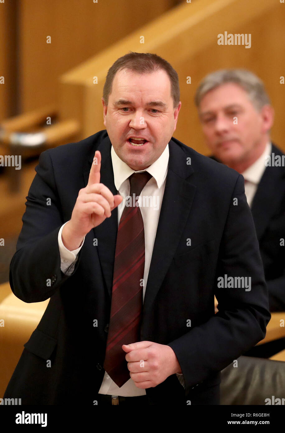 Der schottische Labour Neil Findlay im Plenarsaal des schottischen Parlaments, Edinburgh, als ein Votum gegen Theresa's Können vorgeschlagen Brexit befassen sich mit MSPs stattdessen für eine "bessere Alternative" zu den Plänen der PM zu werden gehalten wird. Stockfoto