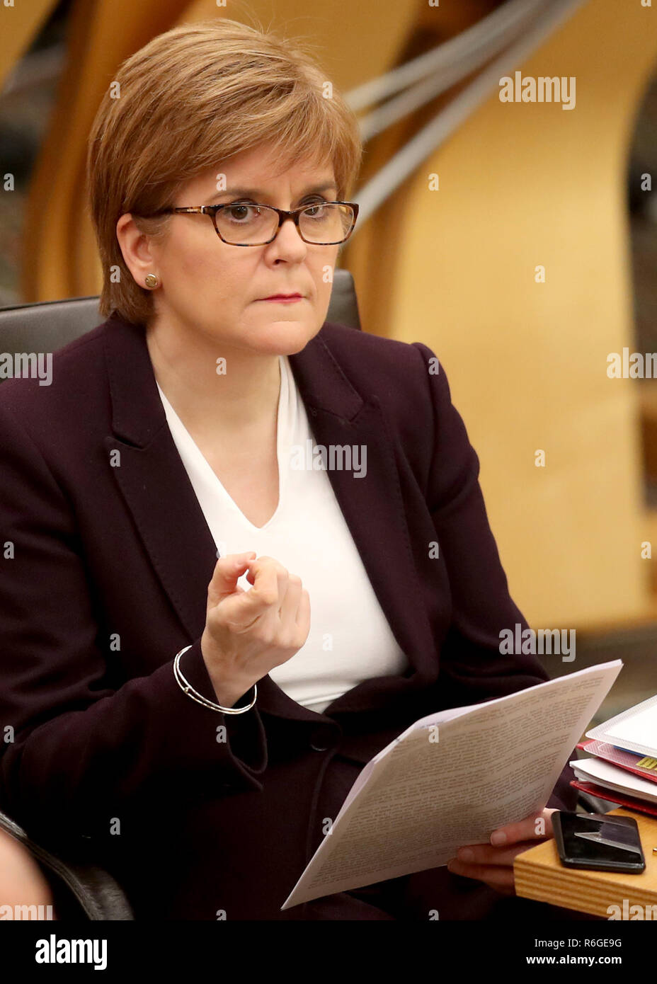 Erster Minister Nicola Sturgeon im Plenarsaal des schottischen Parlaments, Edinburgh, als ein Votum gegen Theresa's Können vorgeschlagen Brexit befassen sich mit MSPs stattdessen für eine "bessere Alternative" zu den Plänen der PM zu werden gehalten wird. Stockfoto