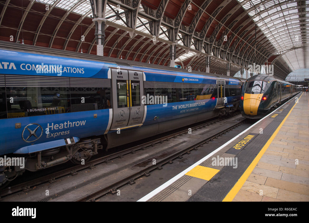 Dezember 2018. Heathrow Express British Rail Class 332 Elektrischer Triebzug 332010 am Bahnhof Paddington, London, Großbritannien. Stockfoto