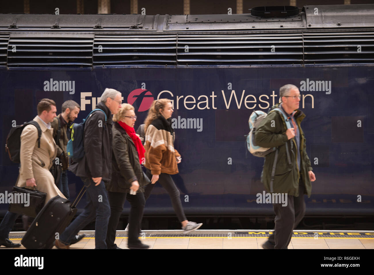 Dezember 2018. First Great Western Klasse 43 (HST) Ankunft am Paddington Bahnhof Terminus in London, UK. Stockfoto