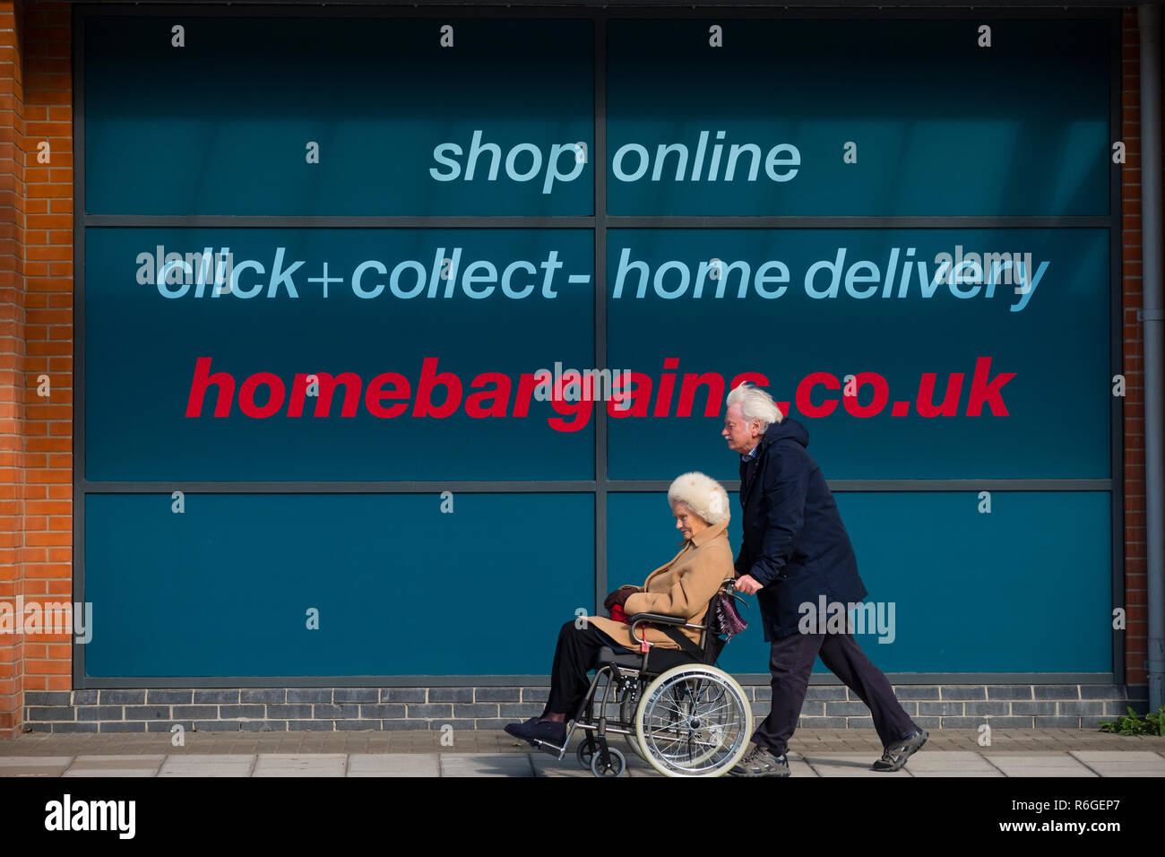 Discount Retail in Großbritannien: Außen, Home Schnäppchen preiswert billig Wert erschwinglichen Nahrungsmitteln und Home-Supermarkt store, Aberystwyth UK Stockfoto