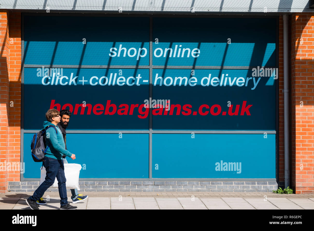 Discount Retail in Großbritannien: Außen, Home Schnäppchen preiswert billig Wert erschwinglichen Nahrungsmitteln und Home-Supermarkt store, Aberystwyth UK Stockfoto