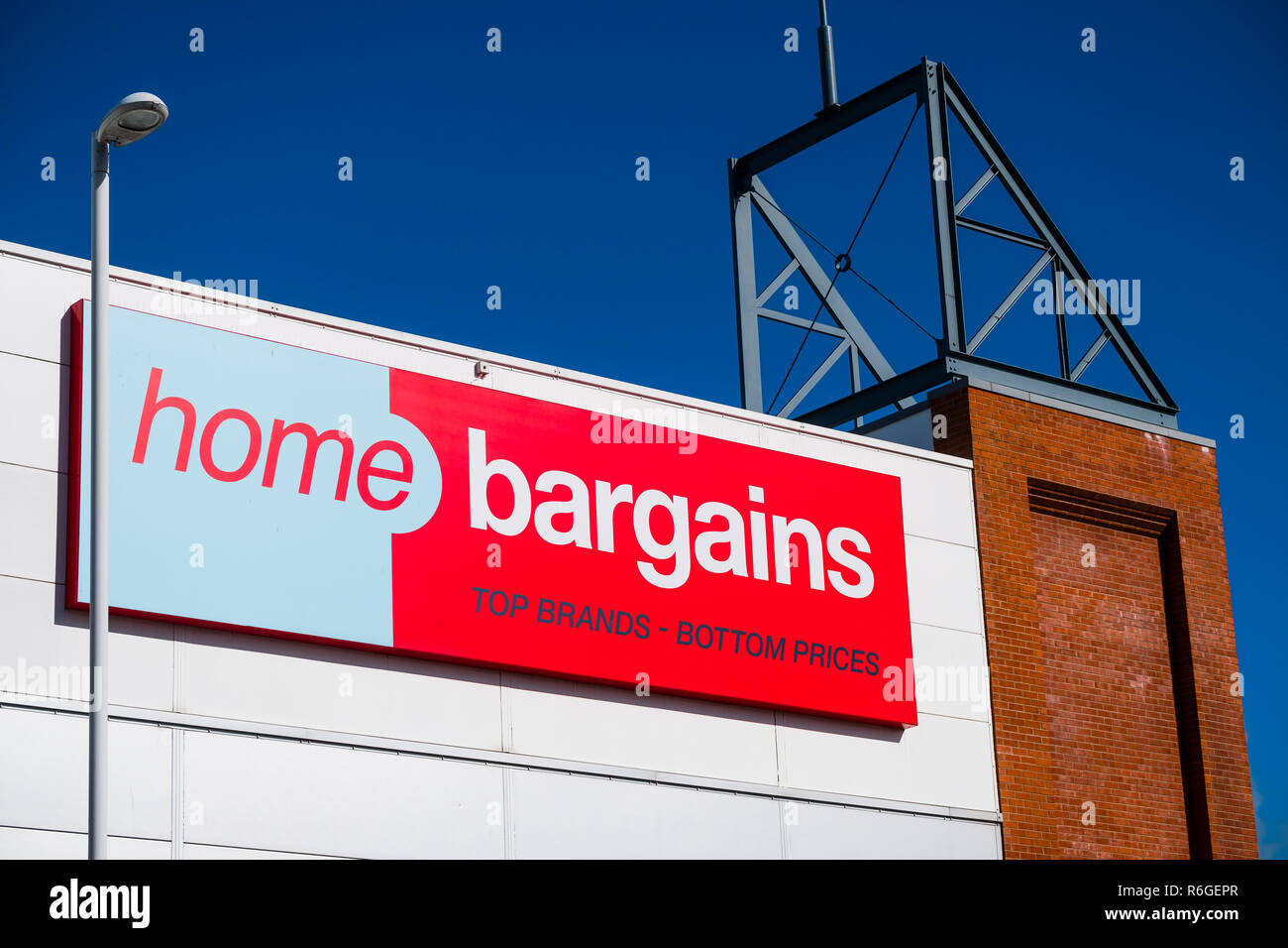 Discount Retail in Großbritannien: Außen, Home Schnäppchen preiswert billig Wert erschwinglichen Nahrungsmitteln und Home-Supermarkt store, Aberystwyth UK Stockfoto