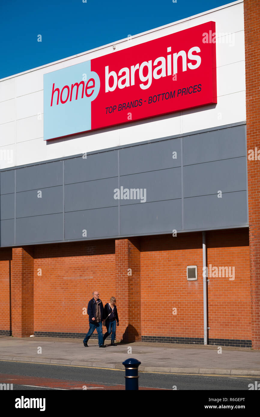 Discount Retail in Großbritannien: Außen, Home Schnäppchen preiswert billig Wert erschwinglichen Nahrungsmitteln und Home-Supermarkt store, Aberystwyth UK Stockfoto
