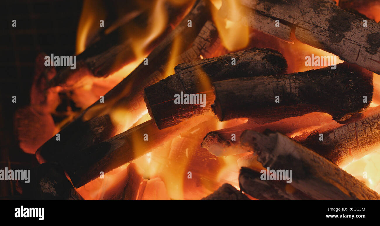 Holzkohle auf Feuer für Grill Stockfoto
